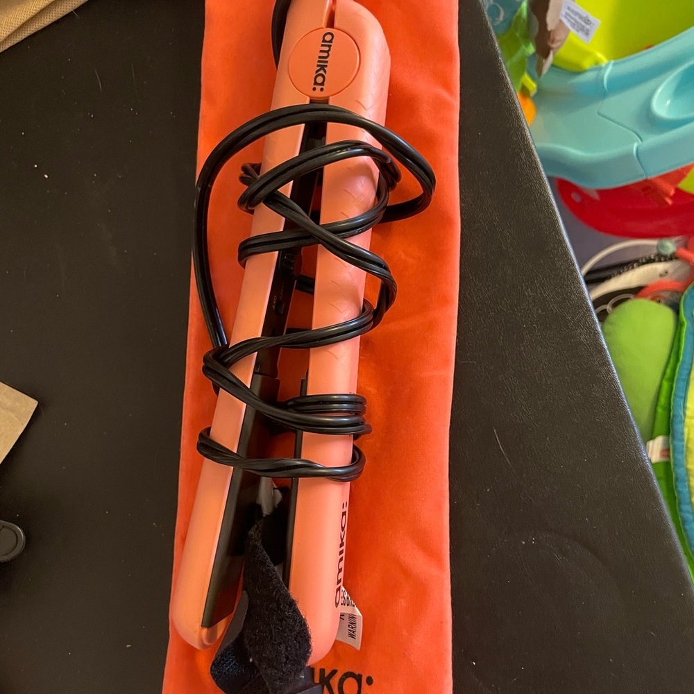 Amika hair straightener